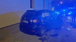 Az ütközés következtében az oszlop eltört, kidőlt