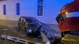 Az összetört autó forgalmi akadályt okozott