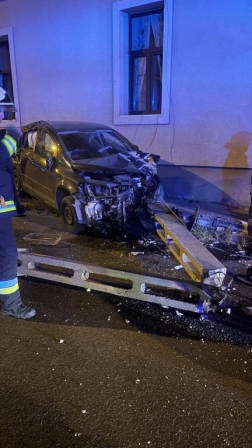 A tűzoltók áramtalanították a gépkocsit