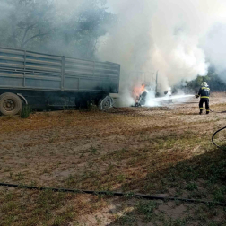 Az oltást követően a tűzoltók visszahűtötték a felmelegedett fém alkatrészeket