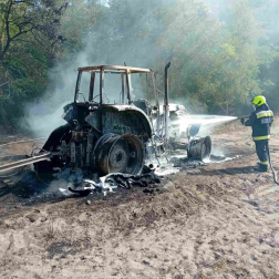 A traktor teljesen kiégett