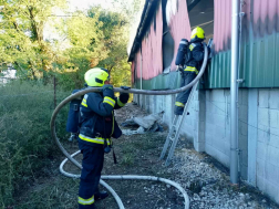 Nagy erőkkel vonultak a tűzoltók a helyszínre.