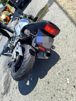 Egy motorkerékpár és egy személyautó ütközött össze