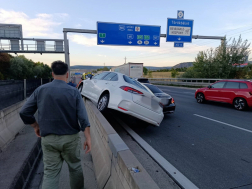 Az ütközés következtében az egyik jármű a beton elválasztón állt meg