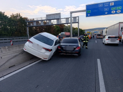 A törökbálinti hivatásos tűzoltók az egyik járművet áramtalanították
