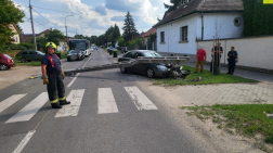 Kidöntött egy betonoszlopot egy személygépjármű