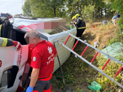 A ceglédi hivatásos tűzoltók áramtalanították a járművet
