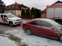 Személygépkocsi motortere égett 