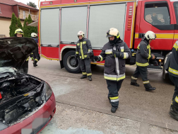 A tűzoltók a még izzó részeket visszahűtötték