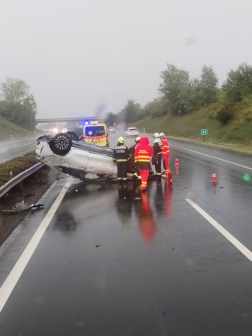 Az aszódi hivatásos tűzoltók áramtalanították a gépkocsit