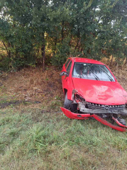 Árokba csúszott, majd a tetejére borult egy gépkocsi 