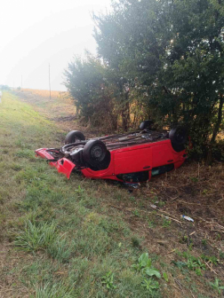 Árokba csúszott, majd a tetejére borult egy gépkocsi 