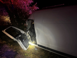 A gépkocsi sofőrje a roncsba szorult