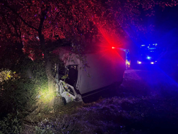 A tűzoltók feszítővágó segítségével szabadították ki a beszorult embert