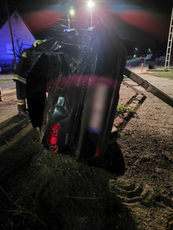 A tűzoltók áramtalanították a gépkocsit