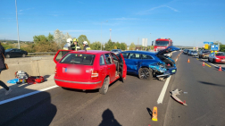 Az összetört gépkocsik forgalmi akadályt okoztak
