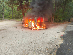 Kigyulladt egy kisteherautó Szentendrén