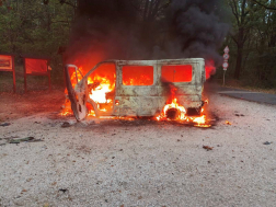 Lakóautónak átalakított kisteherautó égett