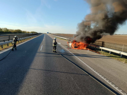  	Teljes egészében égett egy gépkocsi az M4-es autóúton