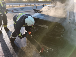 Az oltást követően a tűzoltók visszahűtötték a felmelegedett fém alkatrészeket