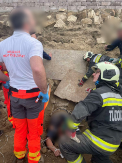 A ledőlő fal egy embert maga alá temetett