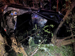 Lesodródott az útról a gépkocsi