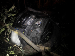 Az autóban két ember utazott