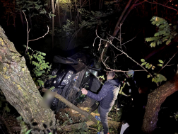 A tűzoltók áramtalanították a gépkocsit