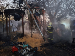 A tűzoltók több vízsugár és kéziszerszámok segítségével oltották el a lángokat