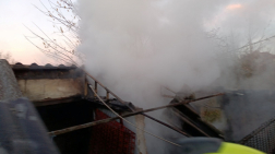 Tizenöt négyzetméteres épület kapott lángra