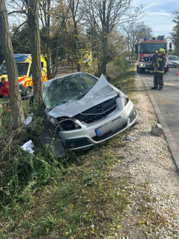 Lesodródott az útról a gépkocsi