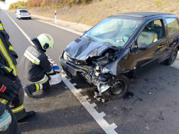 Szalagkorlátnak ütközött egy személygépkocsi