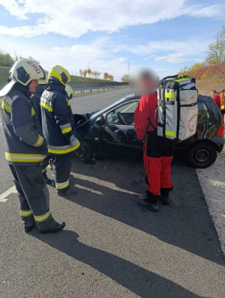 A tűzoltók áramtalanították a járművet