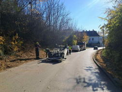 Felborult egy személygépkocsi Aszódon