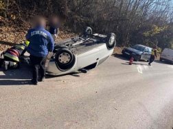 A tűzoltók áramtalanították a gépkocsit