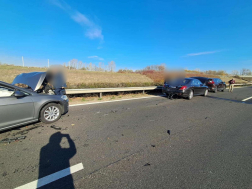 Az összetört gépkocsik forgalmi akadályt okoztak