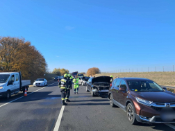 A tűzoltók áramtalanították a gépkocsikat