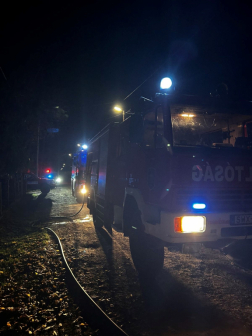 Egy gépkocsi gázcsonknak tolatott