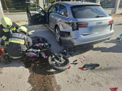 Személygépkocsi és egy motorkerékpáros ütközött össze