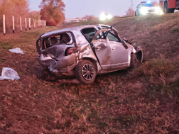 A tűzoltók áramtalanították a gépkocsikat