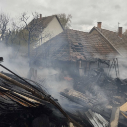 A tűzoltók átvizsgálták a leégett épületeket