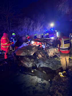 Lesodródott az útról a gépkocsi