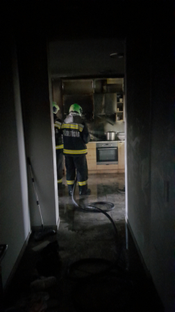 A tűzoltók eloltották a lángokat, majd átszellőztették és átvizsgálták a lakást