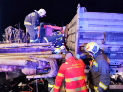 Két ember a roncsba szorult