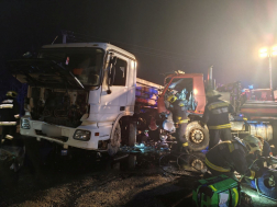 A tűzoltók feszítővágó segítségével szabadították ki a beszorult embereket