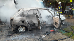 Kigyulladt egy családi ház udvarán lévő személygépkocsi 