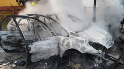 Mire a tűzoltók a helyszínre értek, a jármű már teljes terjedelmében égett