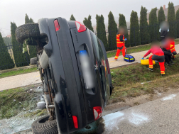  	Árokba hajtott és az oldalára borult egy személygépkocsi Cegléden