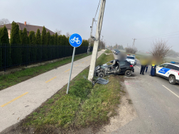 A tűzoltók áramtalanították a gépkocsit