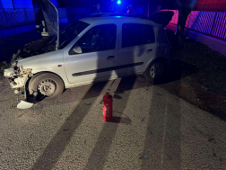 A tűzoltók áramtalanították a gépkocsit